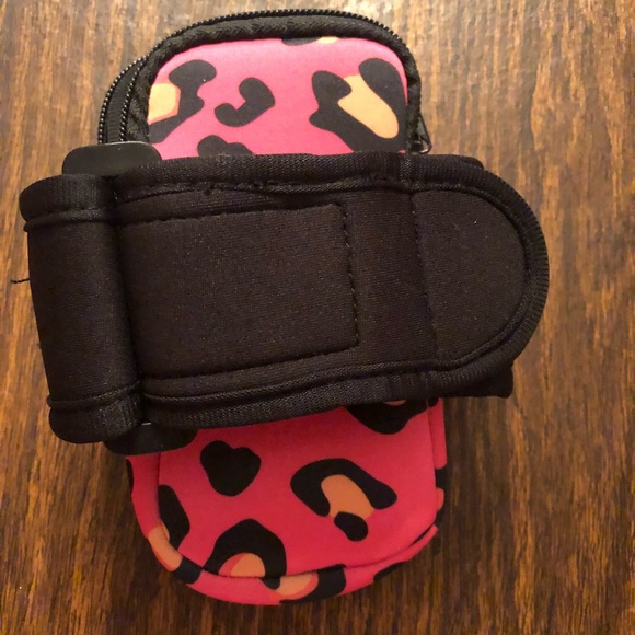 Adjustable Workout Arm Band/Case for Phone/IPod - Picture 4 of 7